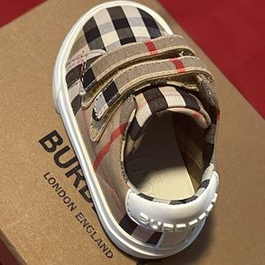 Burberry shoes size 2c